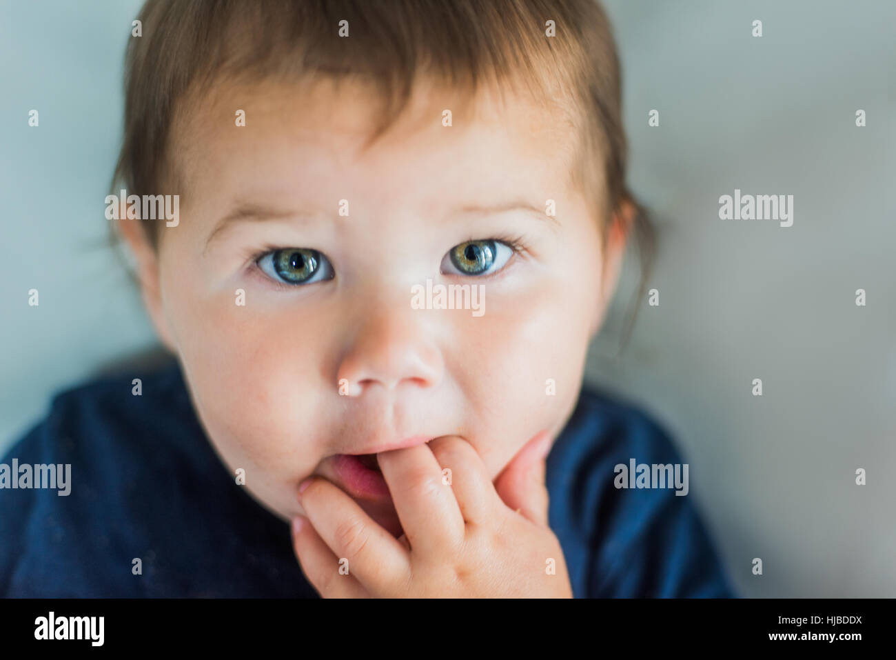 Kleinkind mit Finger im Mund Stockfoto