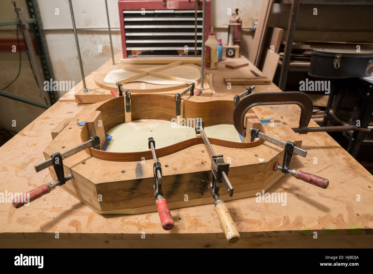 Gitarre, eingespannt in Form in Werkstatt Stockfoto