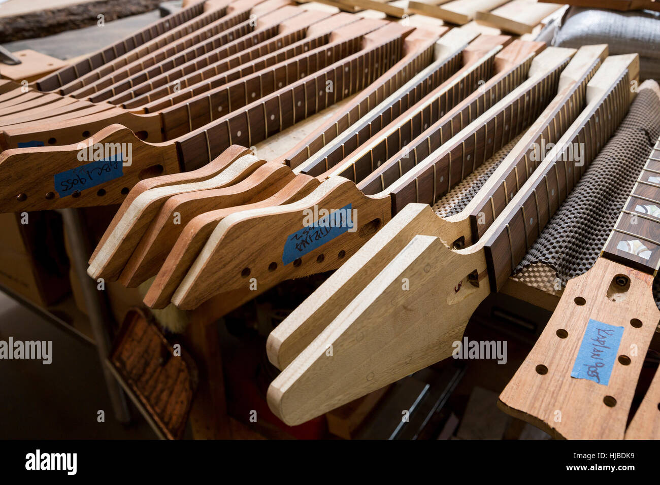 Puppen und Hälse der Gitarren in Werkstatt Stockfoto