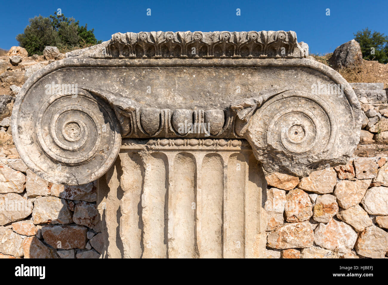 Spaltenkopf in antiken Stadt Letoon, Mugla, Türkei Stockfoto