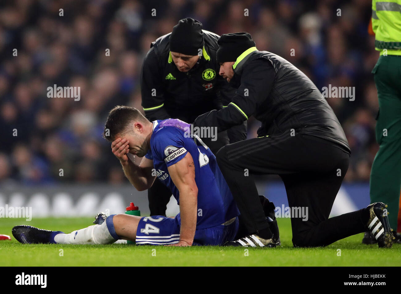 Chelseas Gary Cahill liegt verletzt auf dem Boden nach einem Zusammenprall der Köpfe mit Hull City Ryan Mason (nicht abgebildet) während der Premier-League-Spiel an der Stamford Bridge, London. PRESSEVERBAND Foto. Bild Datum: Freitag, 22. Januar 2016. Vgl. PA Geschichte: Chelsea Fußball. Bildnachweis sollte lauten: Nick Potts/PA Wire. Einschränkungen: EDITORIAL verwenden nur keine unbefugten Audio, Video, Daten, Spielpläne, Verbandsliga/Logos oder "live"-Dienste. Im Spiel Onlinenutzung beschränkt auf 75 Bilder, keine video Emulation. Keine Verwendung in Wetten, Spiele oder Vereinsspieler/Liga/Einzelpublikationen. Stockfoto