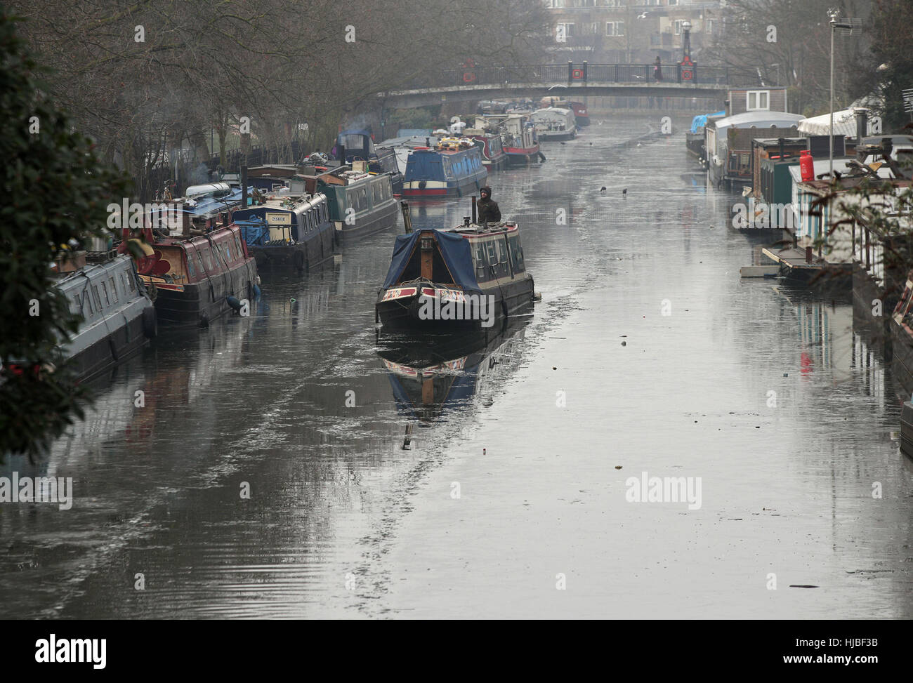 Ein Narrowboat macht seinen Weg nach unten eine teilweise gefrorenen Grand Union Canal in Klein-Venedig, London, als Dichter Nebel verursacht Reisen Störung über Südengland, mit Tausenden von Fluggästen gegenüber Annullierungen und Verspätungen. Stockfoto