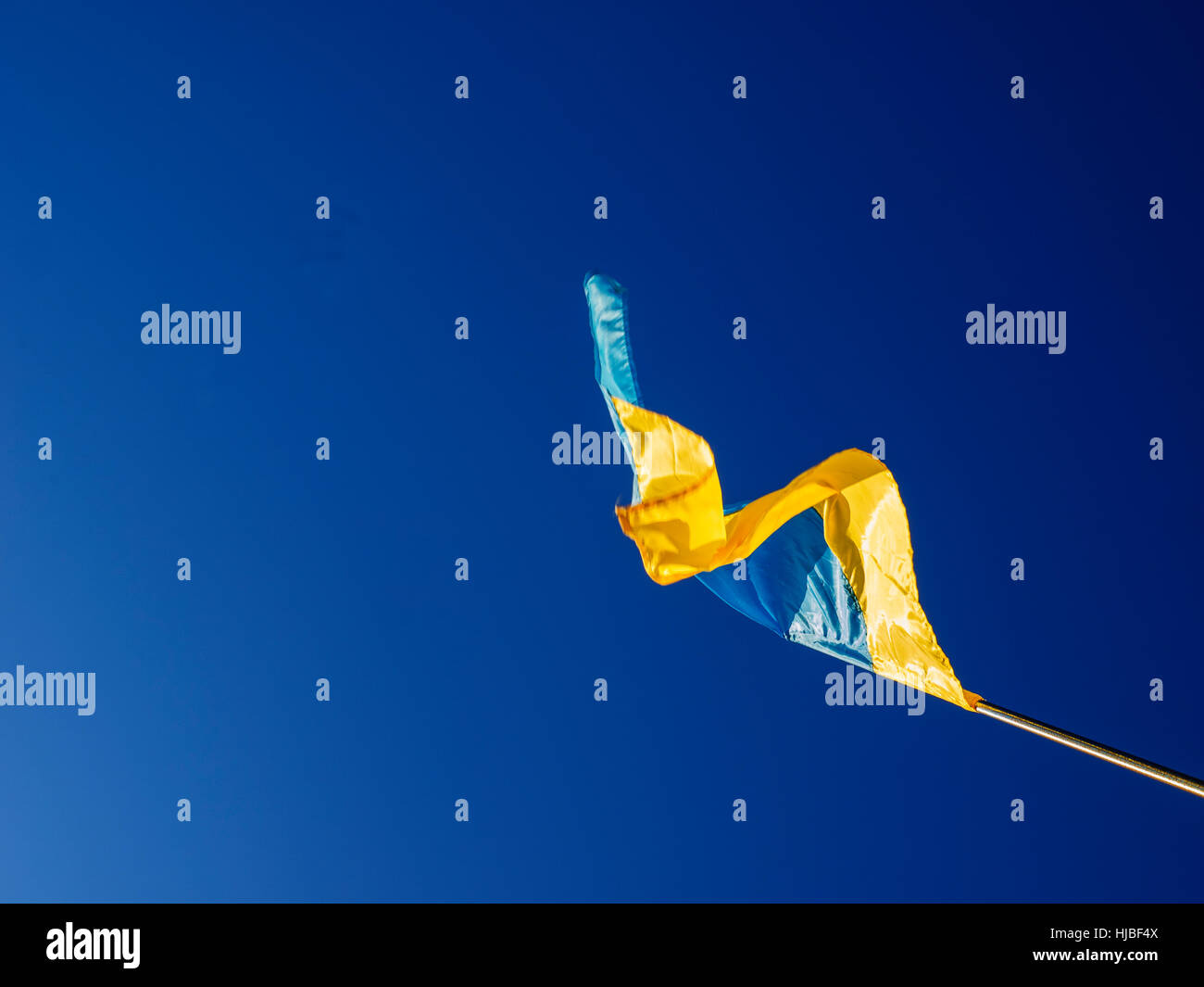 Ukrainische Fahnenschwingen auf dem Hintergrund des blauen Himmels Stockfoto