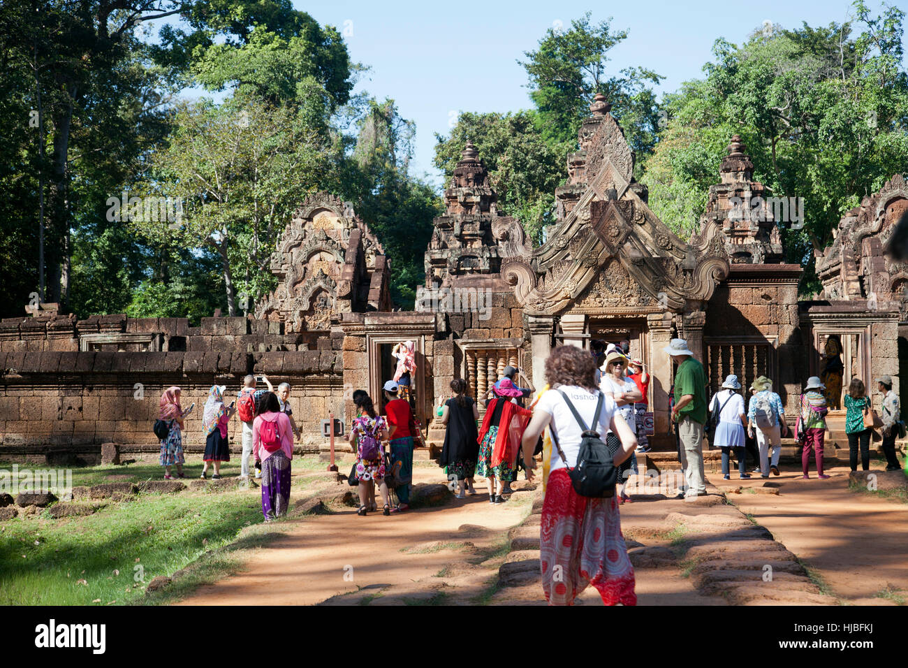 Besucher am Banteay Srei Tempel in Siem Reap, Kambodscha Stockfoto