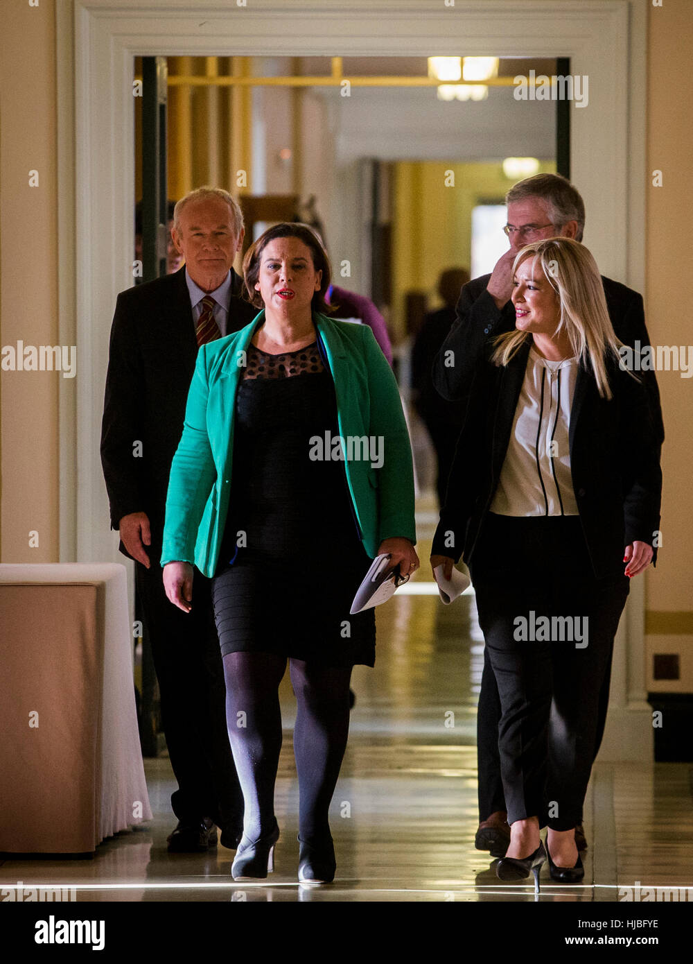 (links nach rechts) Sinn Féin ehemalige stellvertretende erste Minister Martin McGuiness, Mary Lou McDonald und Gerry Adams entlang mit neuberufenen Michelle O'Neill als Sinn Féin Stormont Führer die Hallen der Parlamentsgebäude. Stockfoto