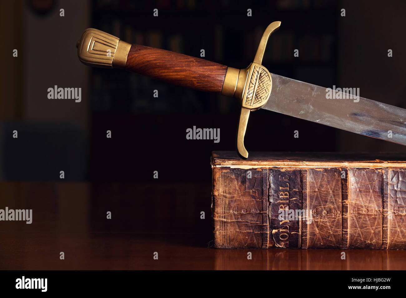 150 Jahre alte Bibel mit Schwert Stockfoto