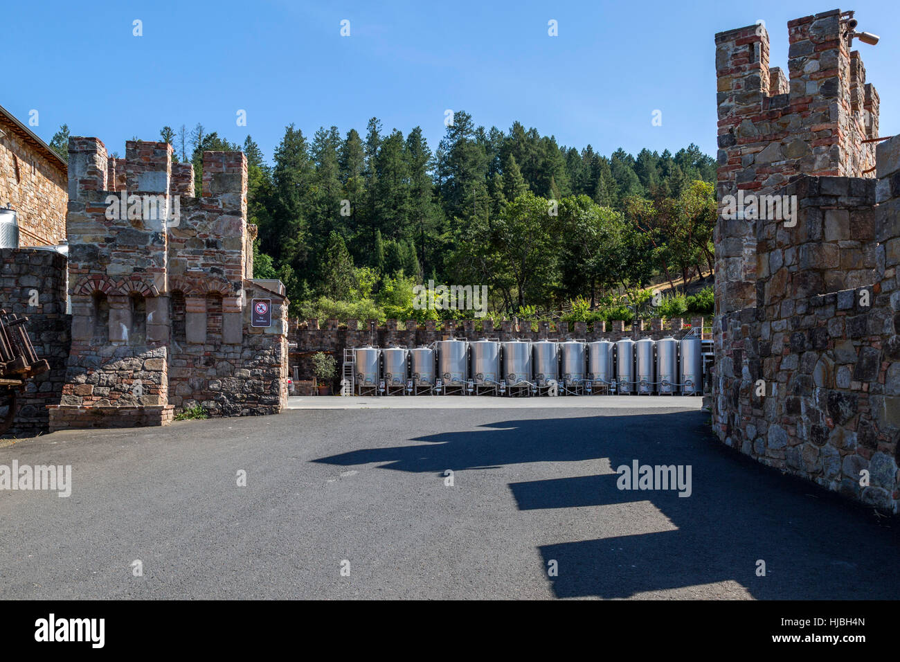 Wein Bottiche außerhalb, auf der Rückseite Castello di Amorosa. Weingut in Nordkalifornien, Stockfoto