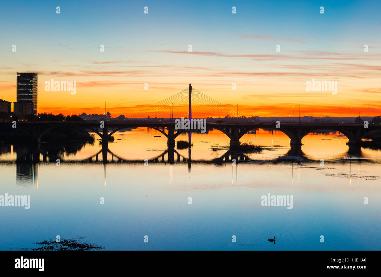 Hintergrundbeleuchtung, echte Brücke und Guadianas River in sunlate, Badajoz, Extremadura, Spanien Stockfoto