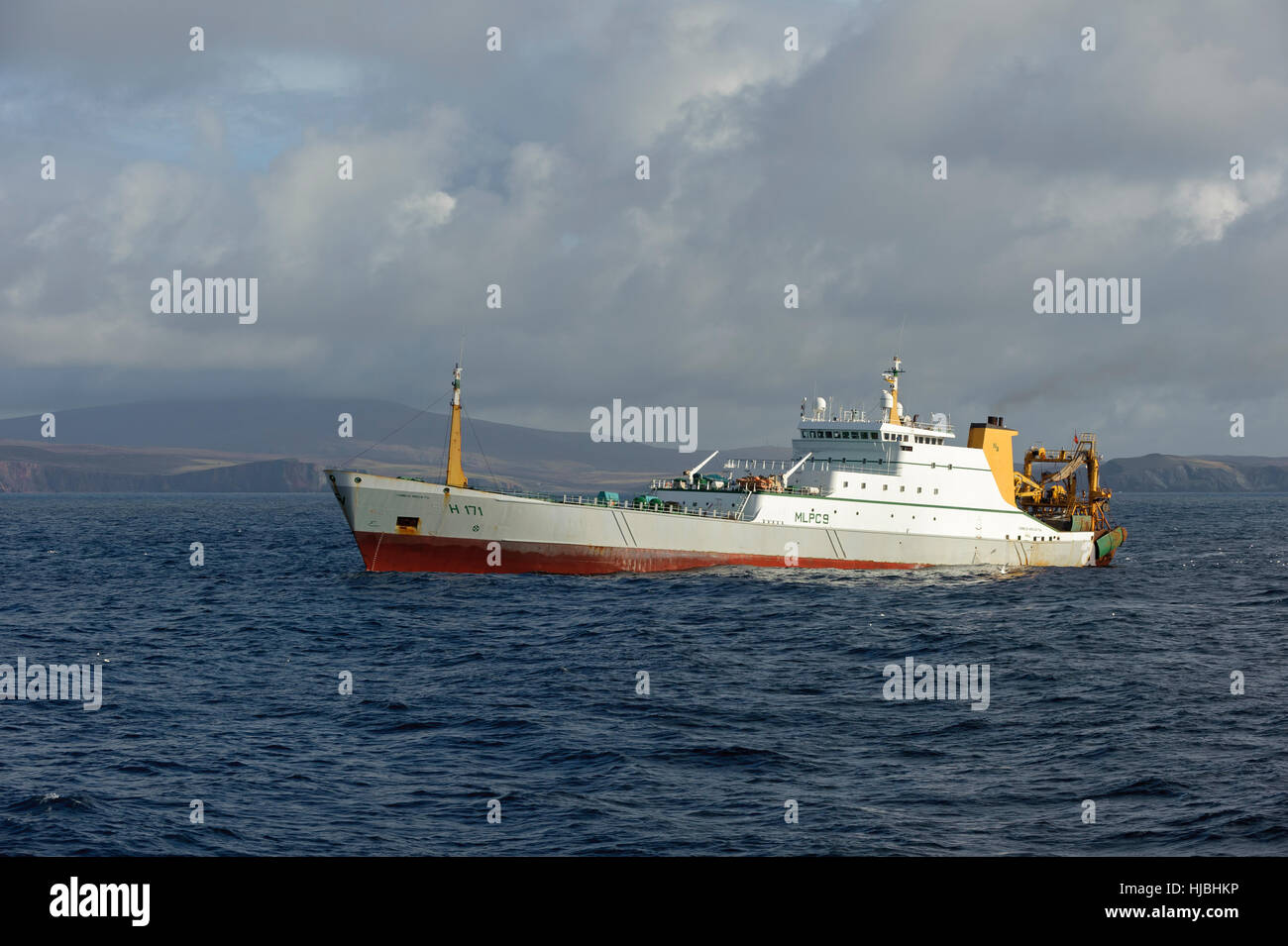 Rumpf-registrierten Fabrik Schiff "Cornelis Vrolijk" Angeln auf Makrele vor der Westküste von Shetland. Oktober 2012. Stockfoto