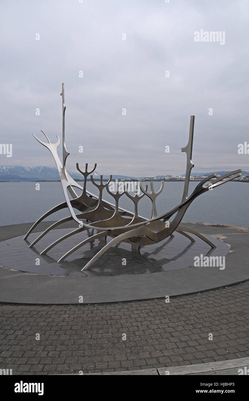 "Sun Voyager" von Jön Schütze Årnason, 1986, Waterfron, Reykjavik, Island. Island-ic moderne Kunstskulptur Reisen Wikinger Langschiff Metalllegierung symbolische Stockfoto