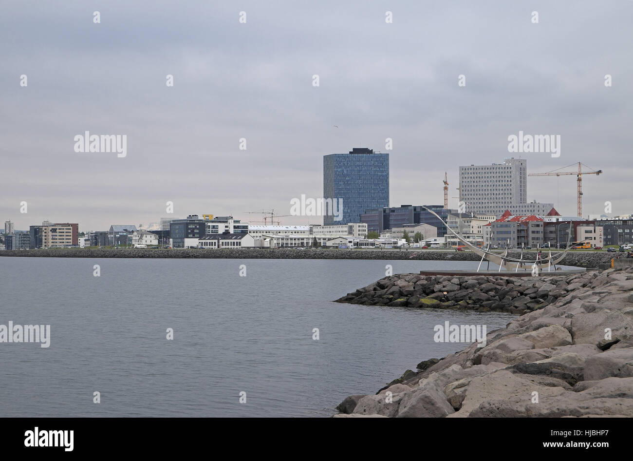 Die Uferpromenade mit "Sun Voyager" Skulptur von Jön Schütze Årnason, 1986, rechts, Reykjavik, Island. Stockfoto