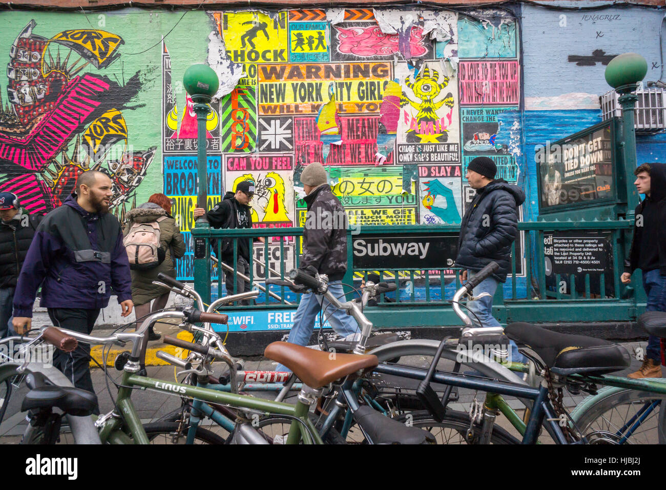 Brooklyn Hipster betreten und verlassen die Bedford Avenue Station auf die 'L'-Züge im trendigen Hipster Williamsburg, Brooklyn in New York auf Donnerstag, 19. Januar 2017. Ab 2019 Rekonstruktion soll stattfinden am Canarsie Tunnel, beschädigt im Hurrikan Sandy, effektiv Herunterfahren des 'L'-Zuges und die Nachbarschaft zu isolieren. (© Richard B. Levine) Stockfoto