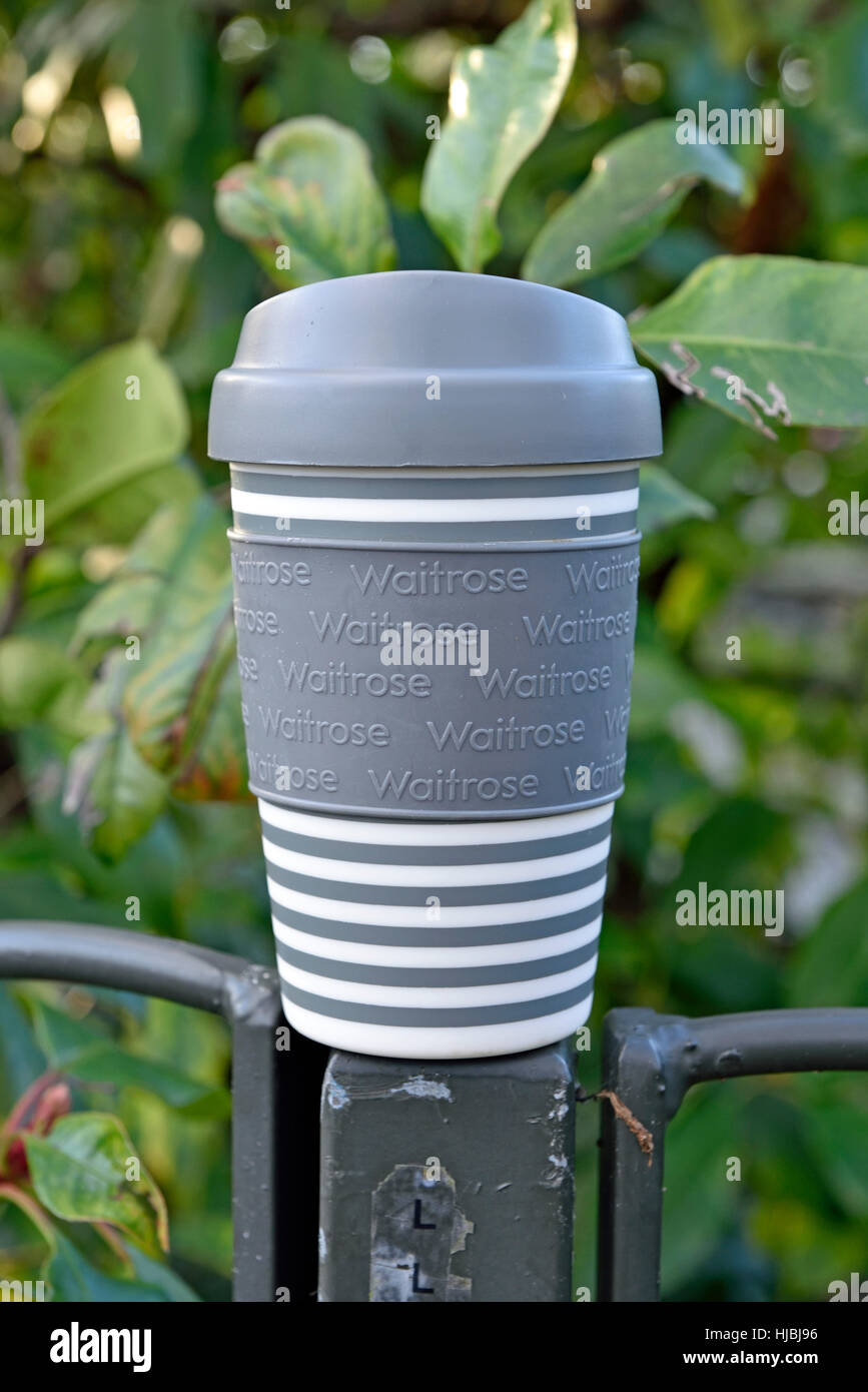 Waitrose wiederverwendbare oder nachhaltige Kunststoff nehmen Sie Kaffee Tasse oder Becher mit Deckel auf Geländer, Central London, England, Großbritannien Stockfoto