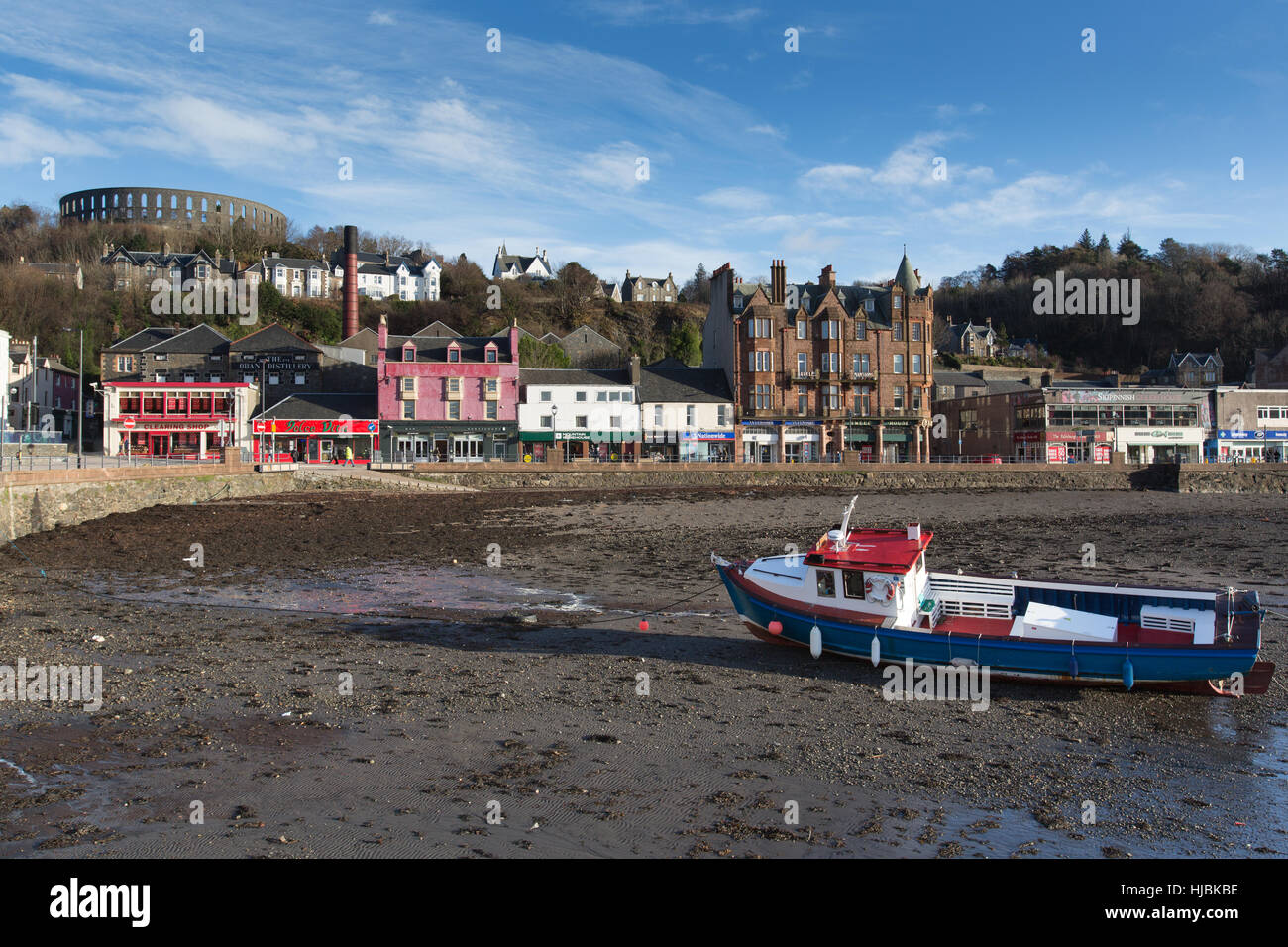 Stadt von Oban, Schottland. Malerische Aussicht auf Oban Hafen mit der Esplanade an der George Street im Hintergrund. Stockfoto