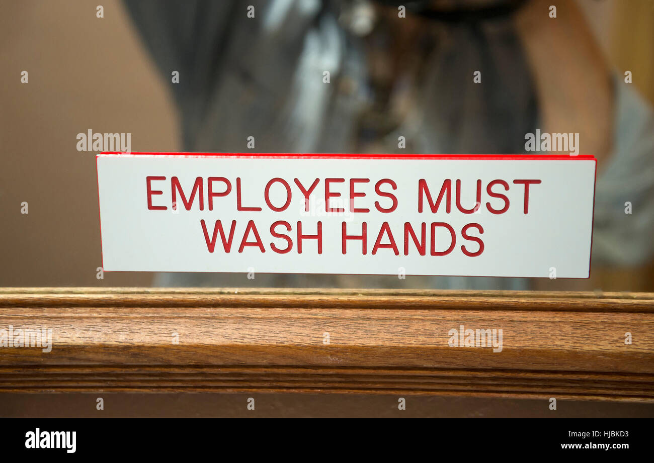 Mitarbeiter müssen Hände Zeichen im Restaurant Bad waschen. Stockfoto