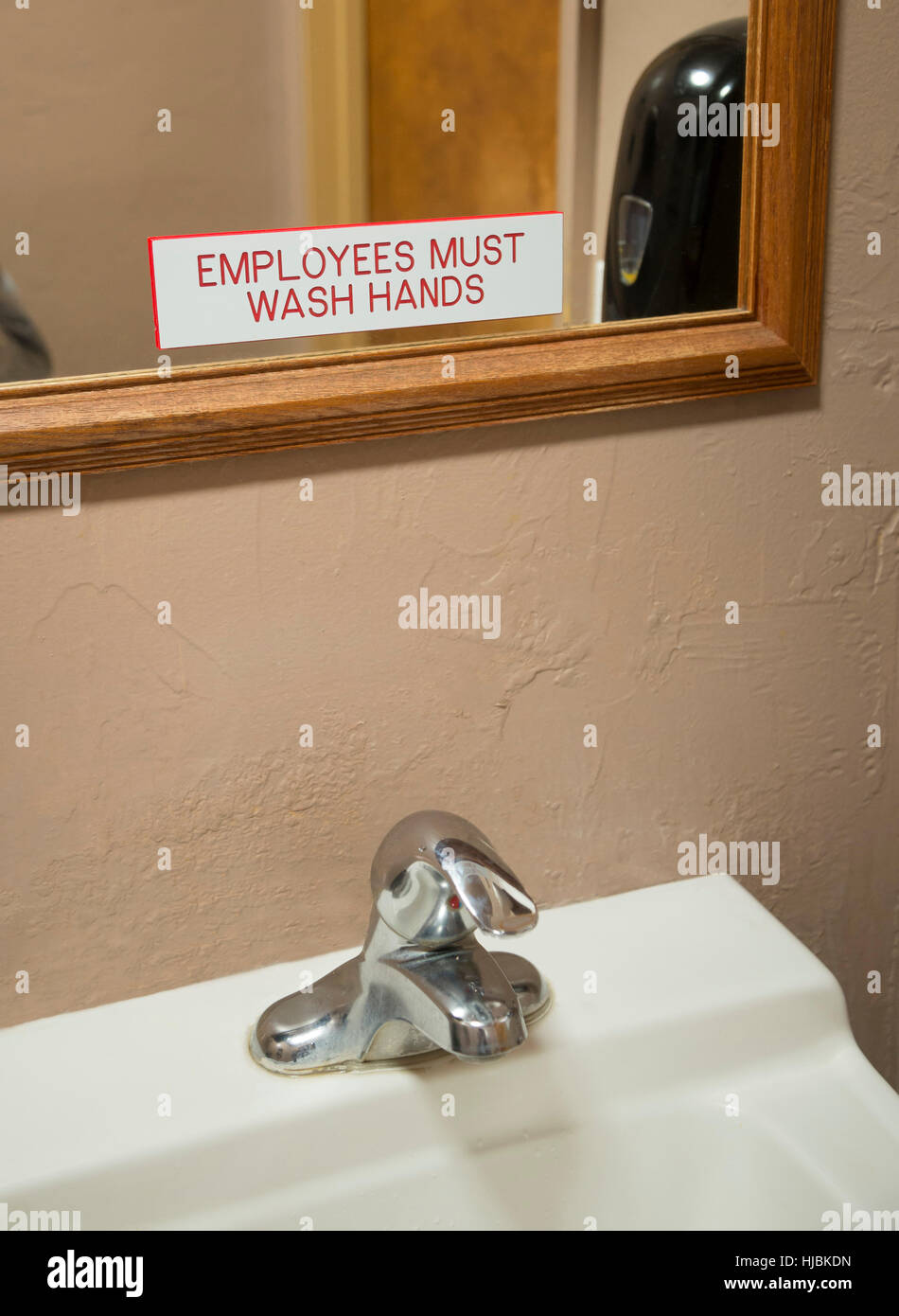 Mitarbeiter müssen Hände Zeichen im Restaurant Bad waschen. Stockfoto