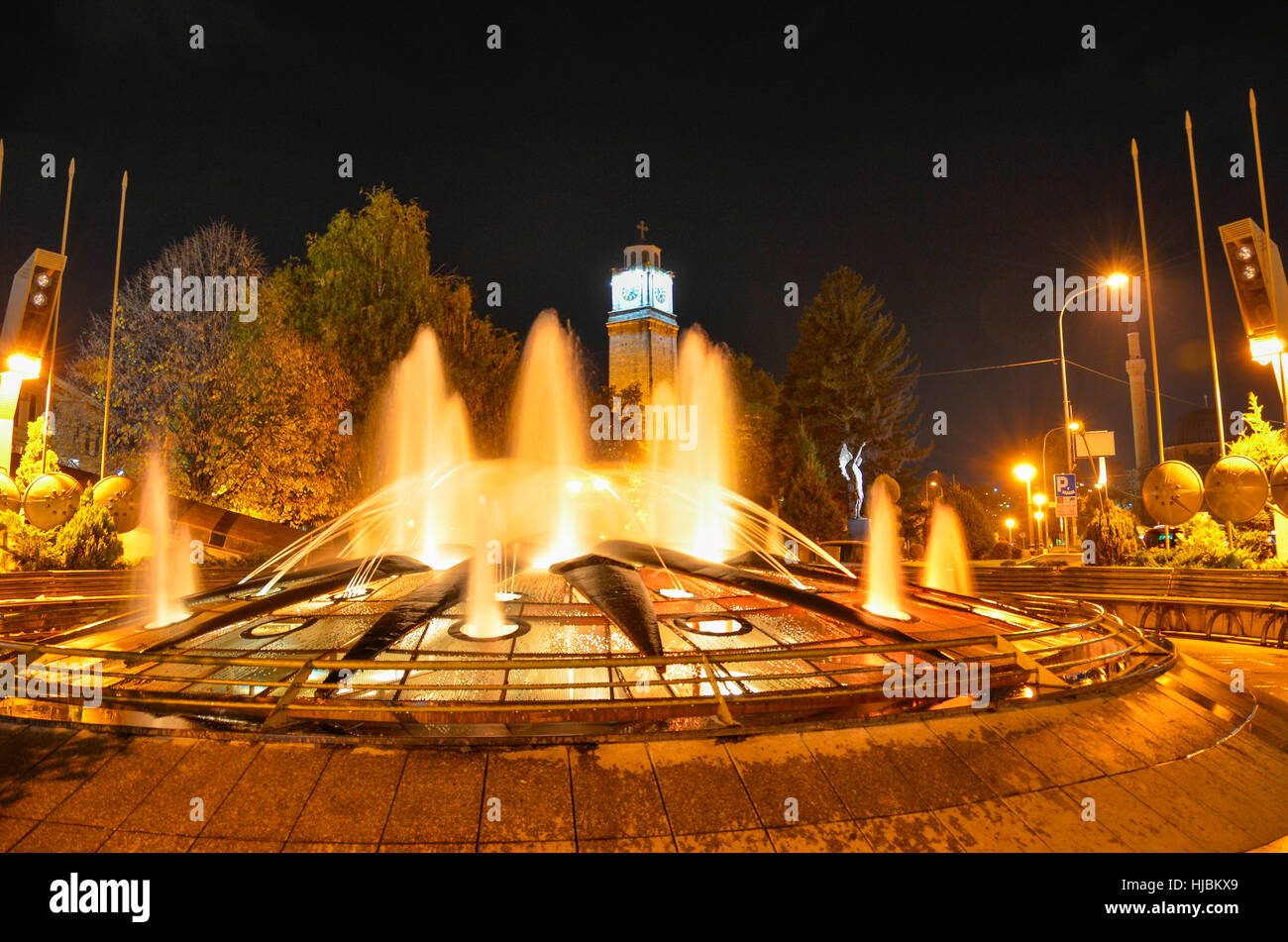 Uhrturm mit Brunnen bei Nacht - Magnolia Square - Bitola Stadtzentrum Stockfoto