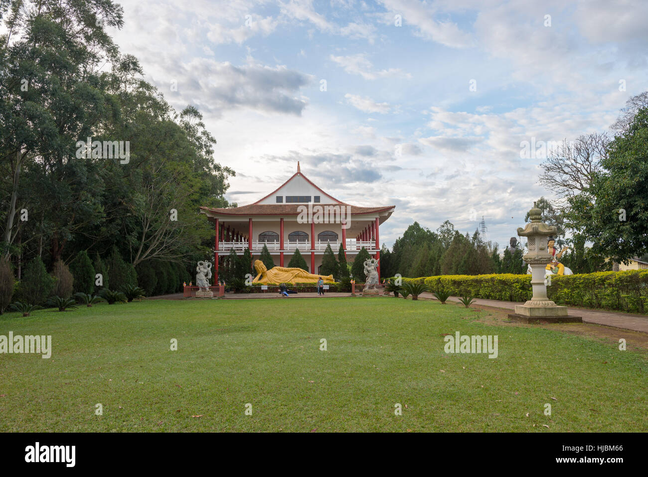 Foz do Iguazu, Brasilien - 8. Juli 2016: die riesigen Buddha-Statue, die Festlegung in den Gärten des buddhistischen Tempels in Foz Iguazu, Brasilien. Stockfoto