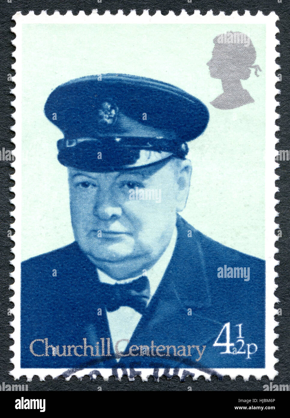 Großbritannien - CIRCA 1974: Eine gebrauchte Briefmarke aus dem Vereinigten Königreich, zeigt ein Porträt der ehemalige britische Premierminister Sir Winston Churchill, ca. 1974. Stockfoto