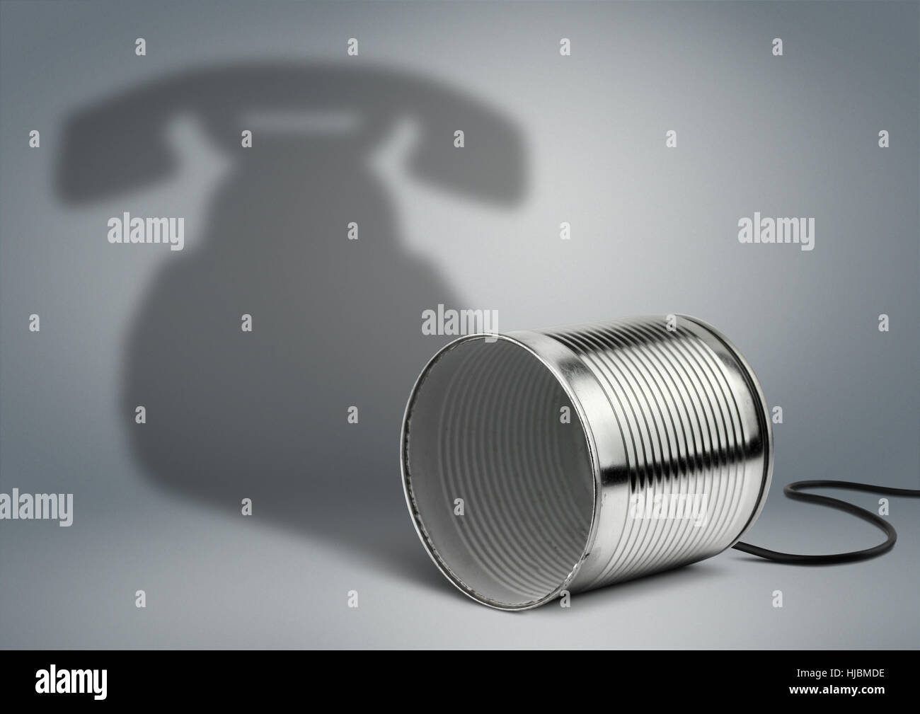 Blechdose mit Telefon Schatten, Kommunikations-Konzept Stockfoto