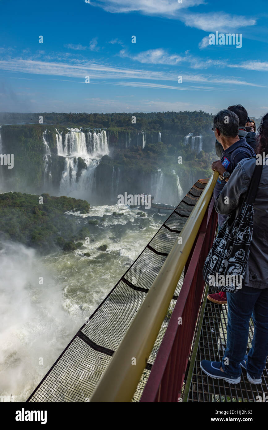 Foz do Iguaçu, Brasilien - 9. Juli 2016: Iguacu Cataratas (Iguazu) Falls befindet sich auf der Grenze zwischen Brasilien und Argentinien Stockfoto