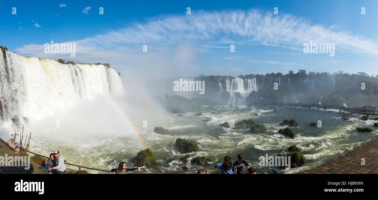 Foz do Iguaçu, Brasilien - 9. Juli 2016: Iguacu Cataratas (Iguazu) Falls befindet sich auf der Grenze zwischen Brasilien und Argentinien Stockfoto