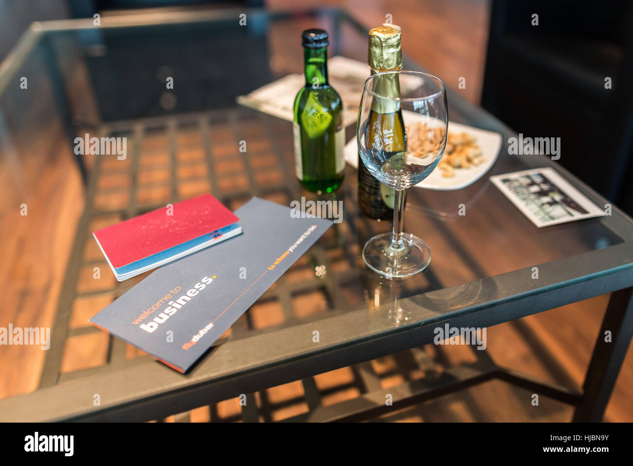 Bratislava, Slowakei - Oktober 2016: FlyDubai bietet noch Business-Class-Tickets von Bratislava bis Dubai.first Klasse Konzept. Stockfoto