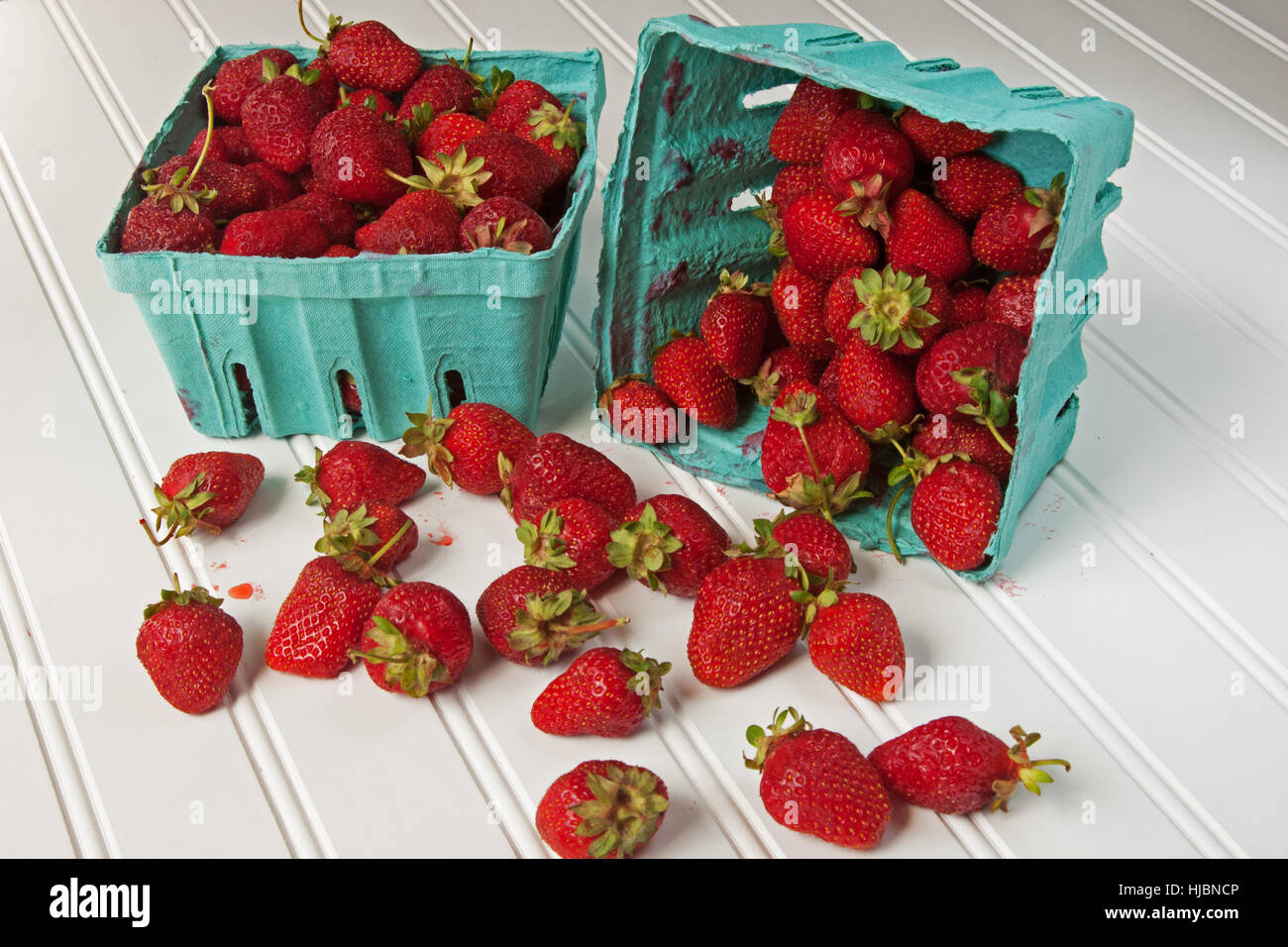 Erdbeeren in Kübeln auf weiße Fläche Stockfoto