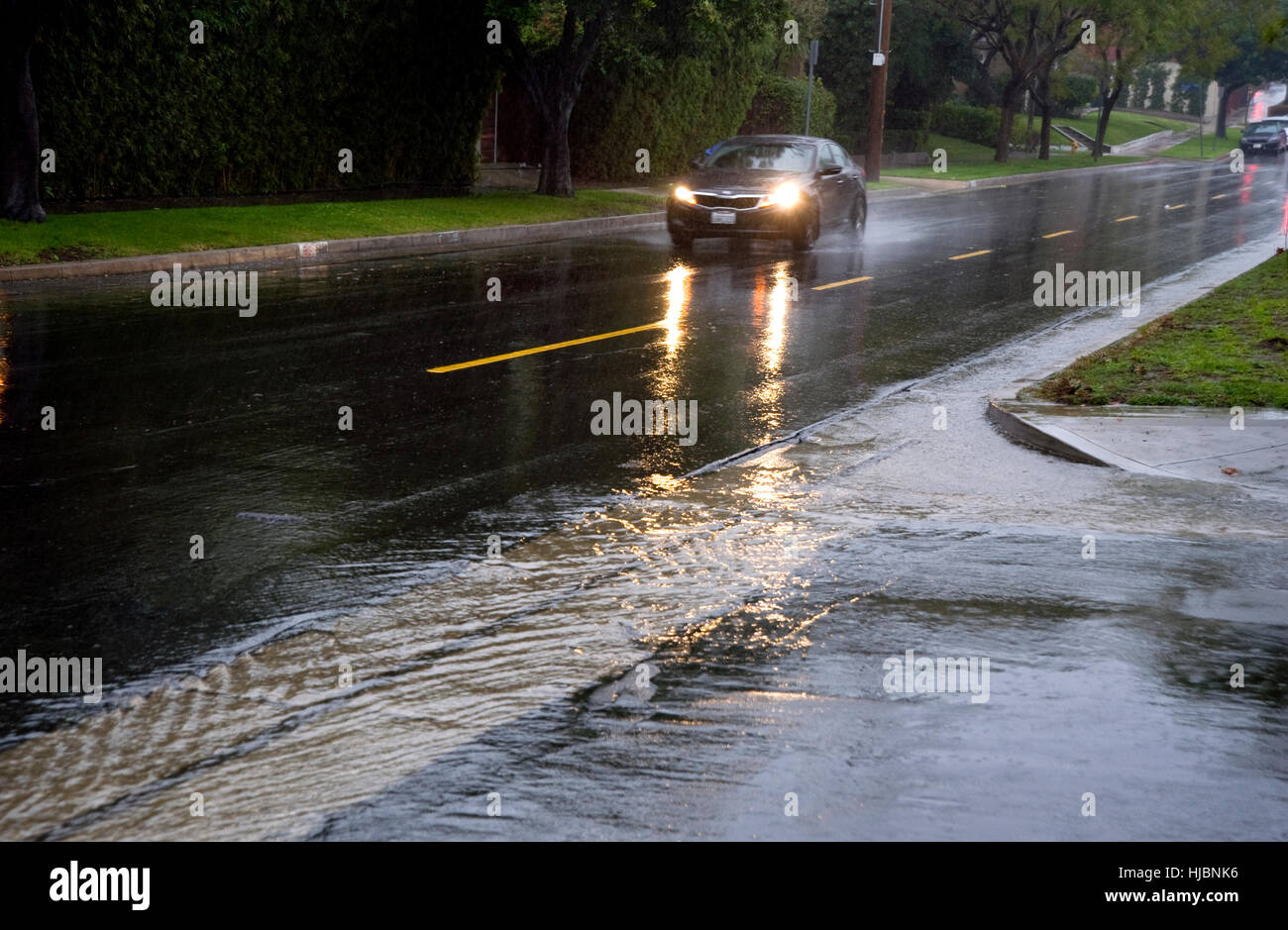 Autofahren im Regen auf nassen Straßen Stockfoto
