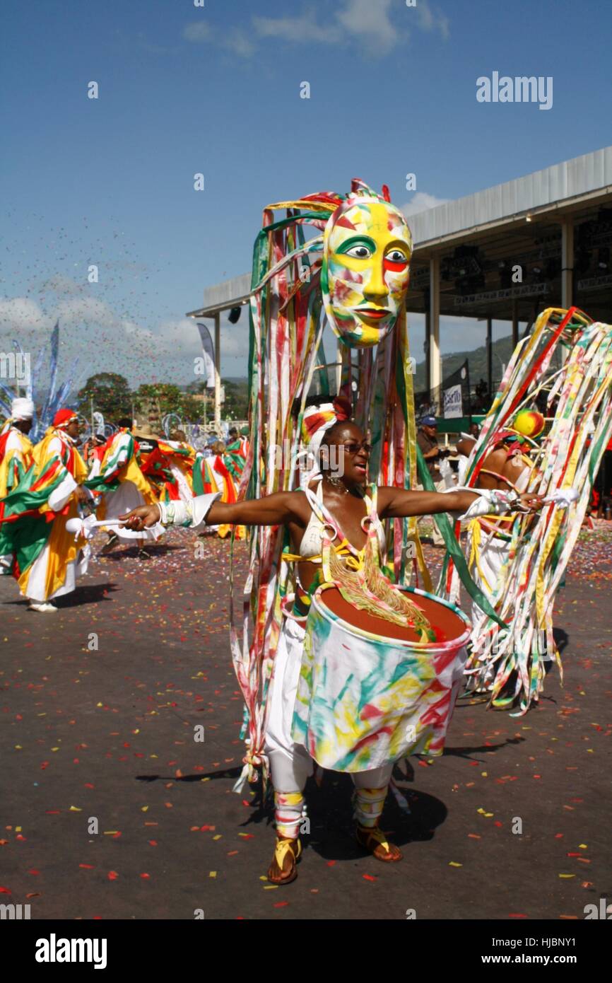 Frau tanzen im Karnevalskostüm auf der Bühne an der Königin-Park in Trinidad. Stockfoto
