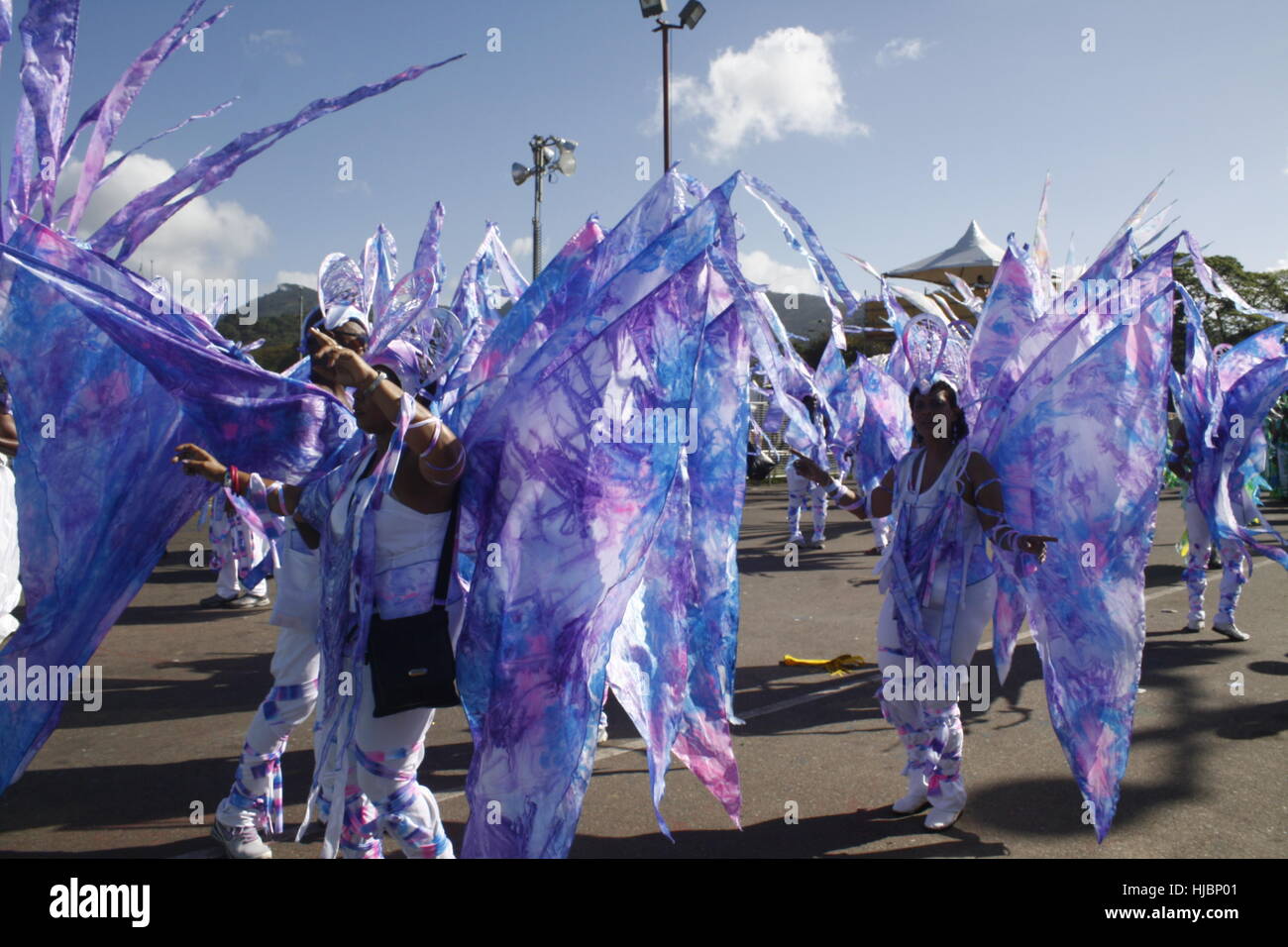 Menschen spielen Mas in Trinidad an der Königin-Park-Savanne. Stockfoto