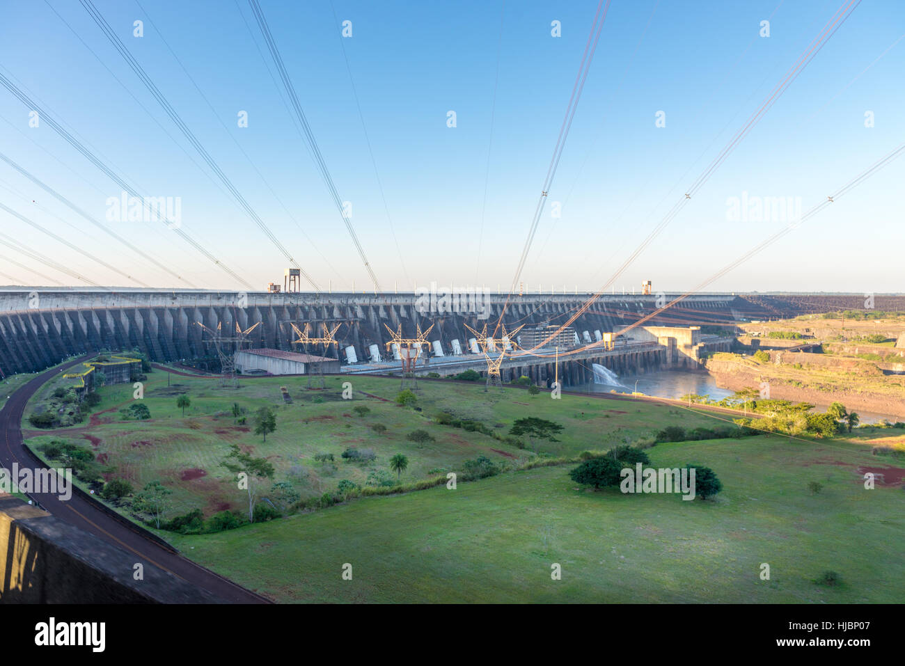 Foz do Iguazu, Brasilien - 8. Juli 2016: Ansicht der Itaipu-Damm macht Linien, Wasserkraftwerk an der Grenze zwischen Brasilien und Paraguay. Stockfoto