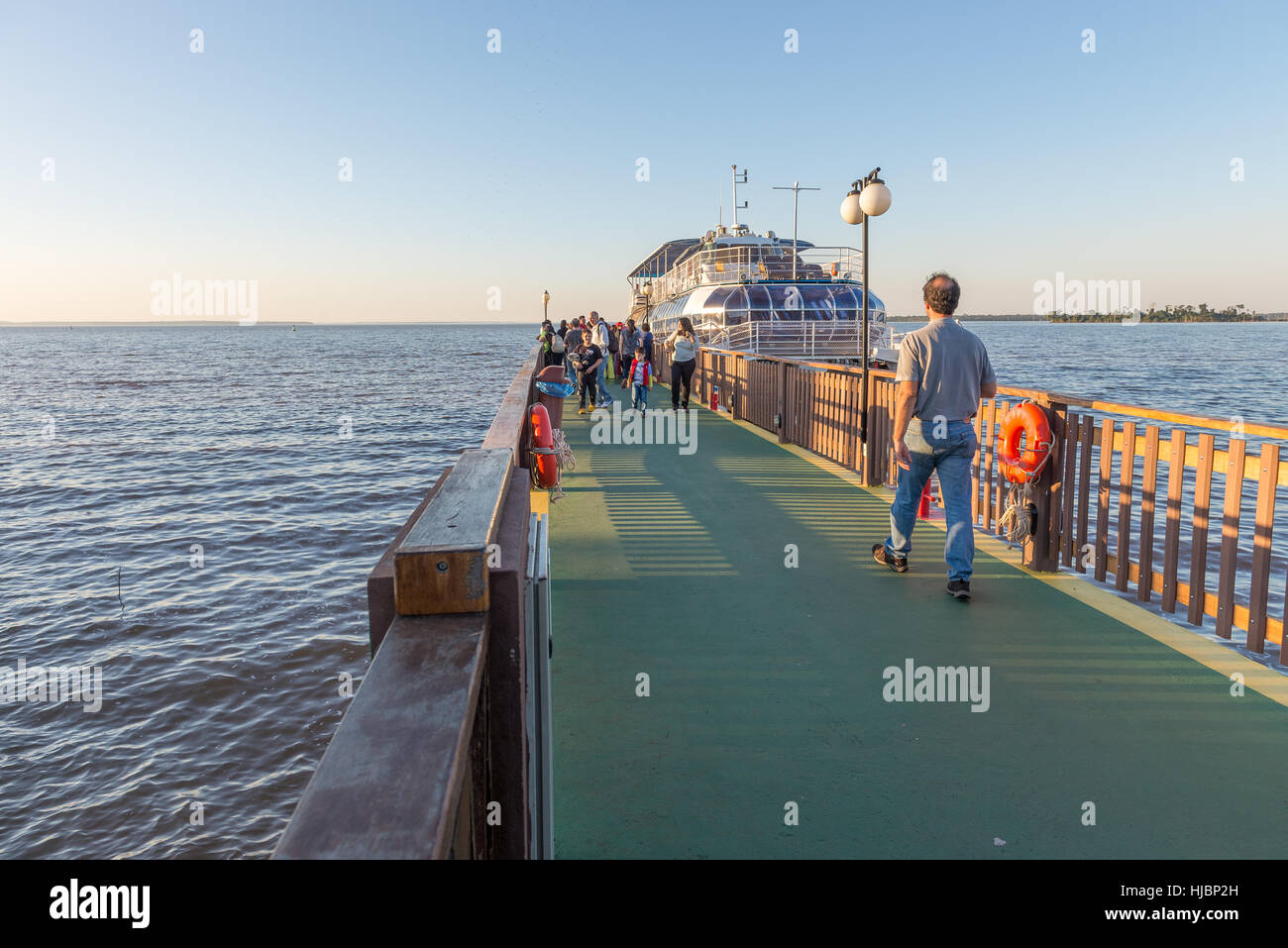 Foz do Iguaçu, Brasilien - 10. Juli 2016: touristischen Schiff einsteigen in Menschen und immer bereit für eine Tour über den Parana Fluss in Itaipu-Staudamm Park an der Brazi Stockfoto