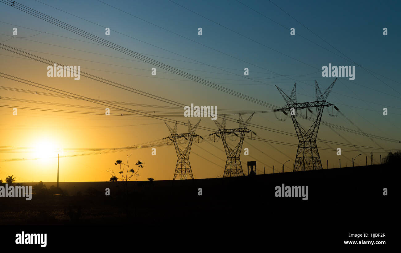 Foz do Iguazu, Brasilien - 10. Juli 2016: Stromleitungen in den Sonnenuntergang in der Nähe von Itaipu-Staudamm am Fluss Paraná ist die Grenze zwischen Brasilien und P Stockfoto