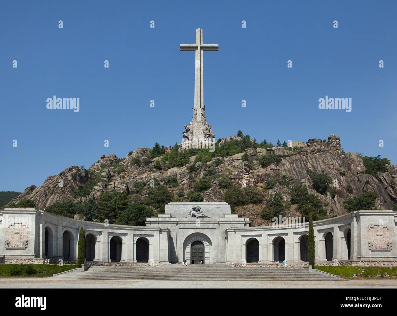 Die Heilig-Kreuz über dem Haupteingang an der Basilica De La Santa Cruz (Basilika des Heiligen Kreuzes) im Valle de Los Caídos (Tal der gefallenen) in der Nähe von Madrid, Spanien. Stockfoto