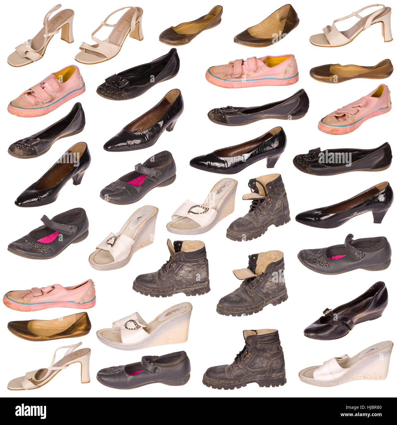 Viele alte, gut gebrauchte Schuhe und Stiefel, alle Logos und Marken  Markierungen entfernt, isoliert auf weiss Stockfotografie - Alamy