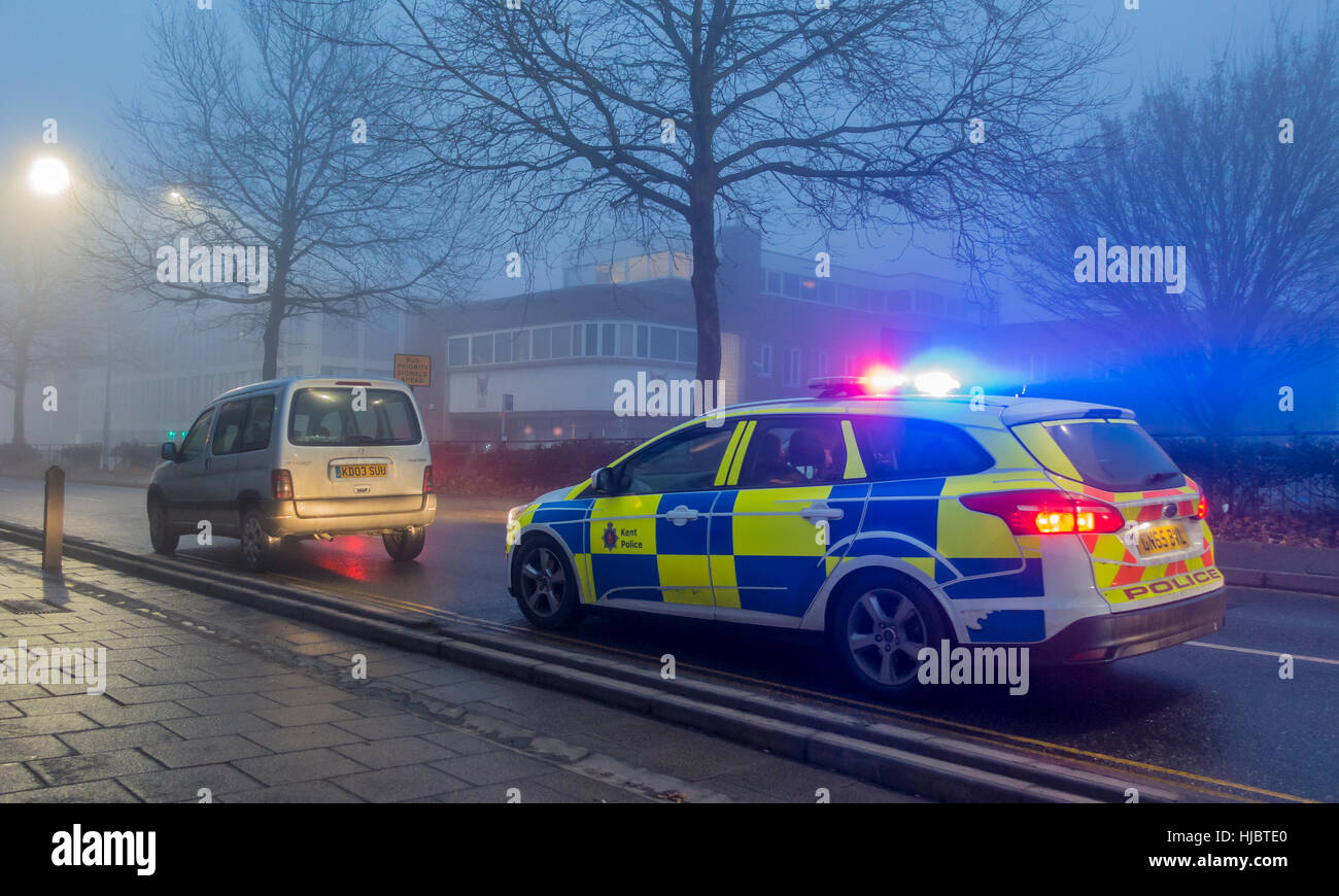 Polizei am Straßenrand Stop Fog Stockfoto