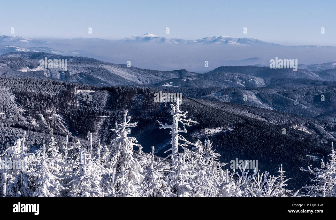 Pilsko, Babia Hora und niedrigsten nächsten Hügel von beskiden Gebirge von Lysa hora Hügel in moravskoslezske Beskiden während der eisige Winter Stockfoto