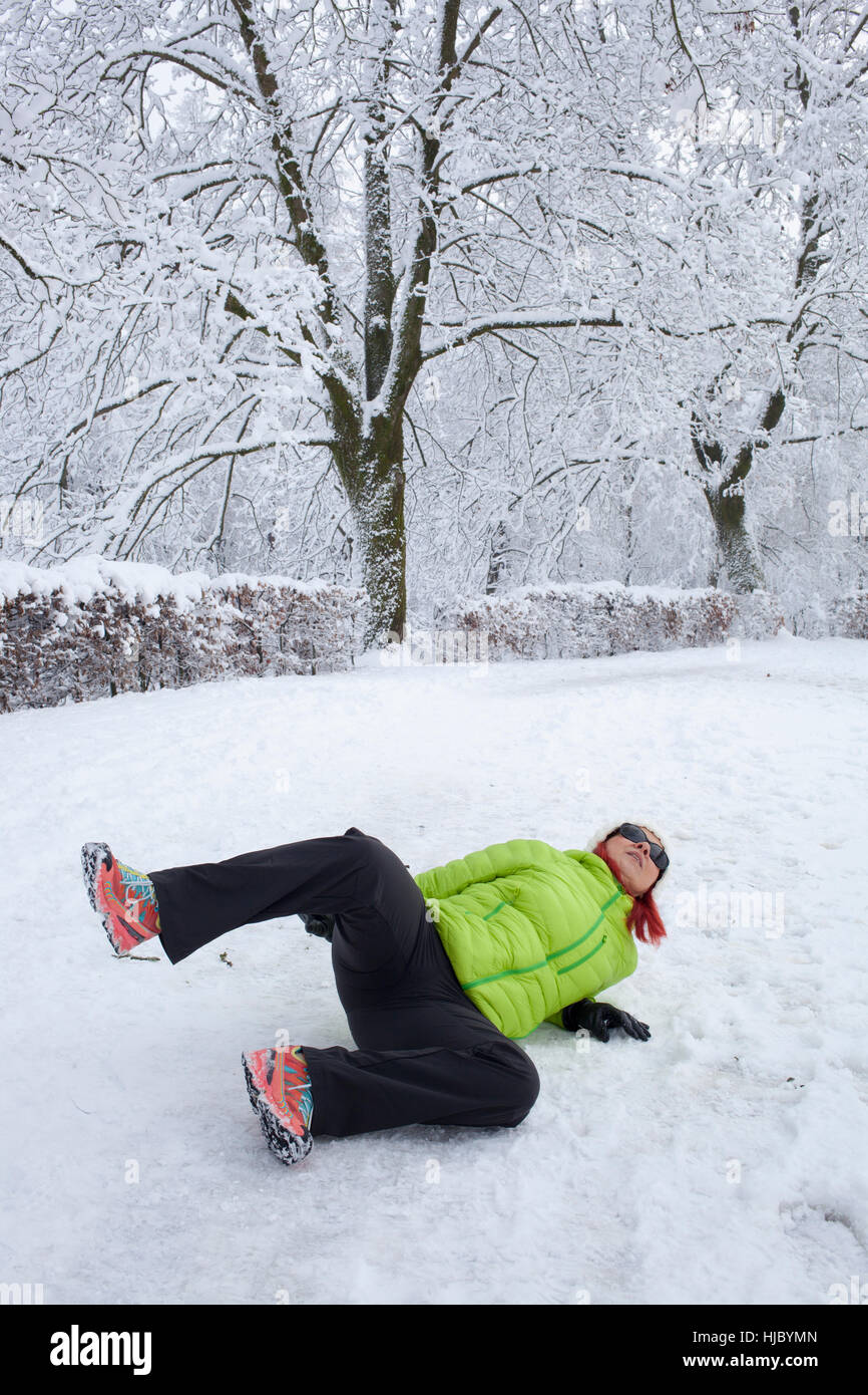 Frau rutschte auf Schnee und Eis Stockfoto