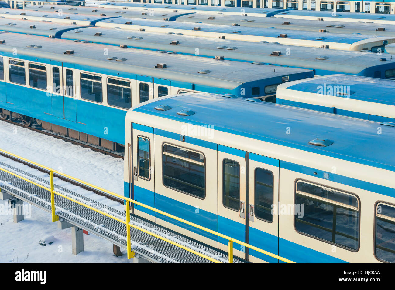 Waggons geparkt am Bahnhof. Zugkonzept. Stockfoto