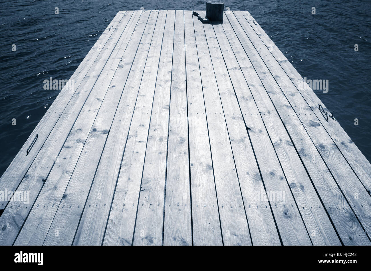 Alte hölzerne Pier Perspektive zu leeren, blau getönten Foto Stockfoto