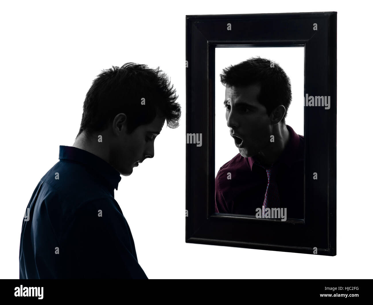 Mann vor seinem Spiegel im Schatten weißen Hintergrund Stockfotografie -  Alamy