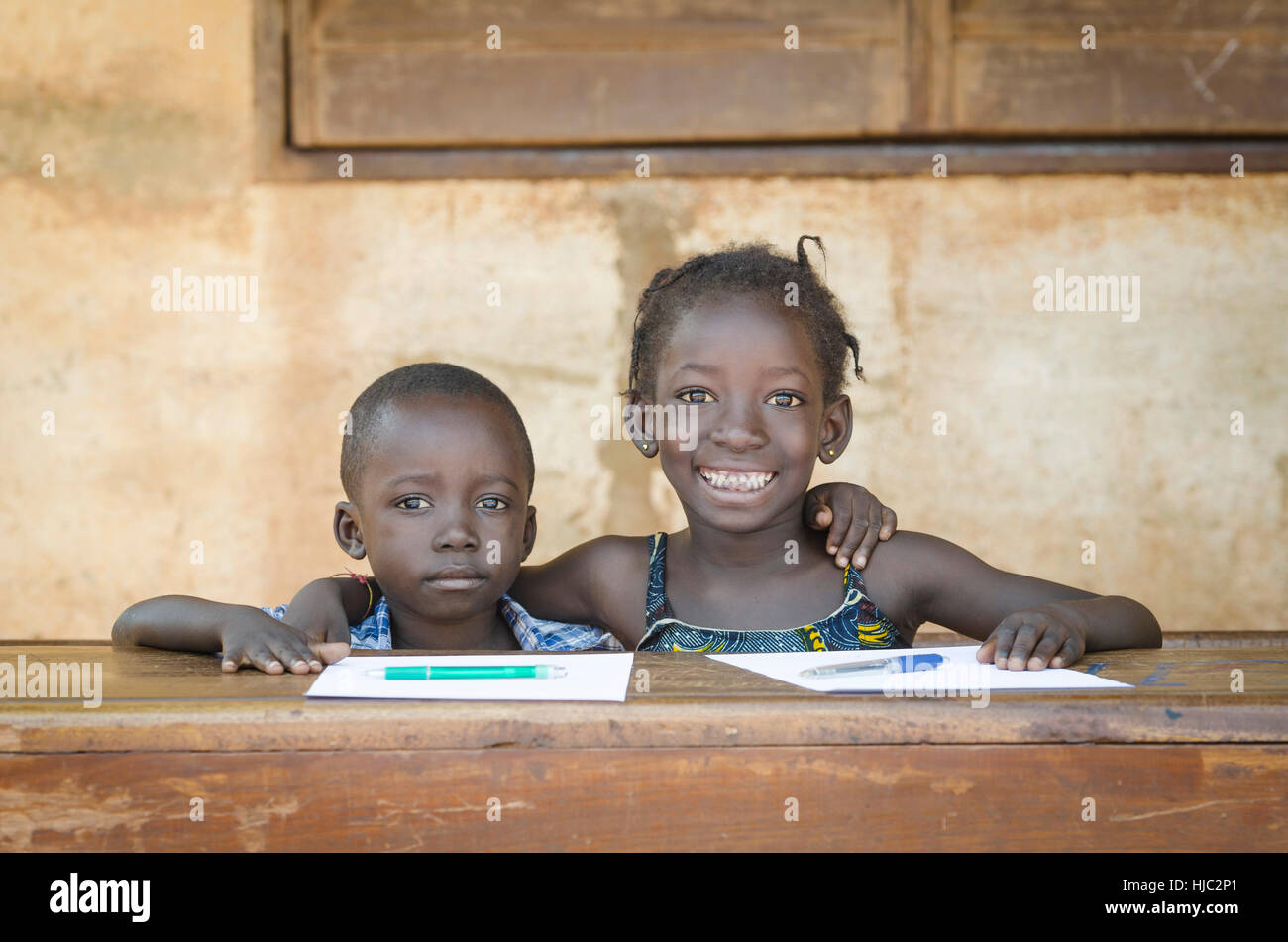 Lächelnde schwarze Kinder: Afrikaner Bildung Symbol Schulbildung Stockfoto