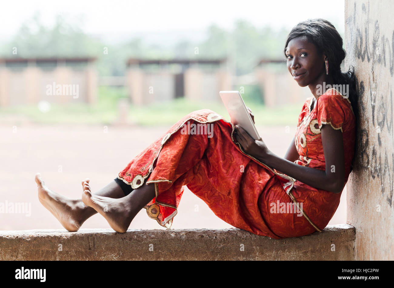 Schöne Afrikanerin mit einem Tablet PC arbeiten, im Internet zu navigieren. Stockfoto