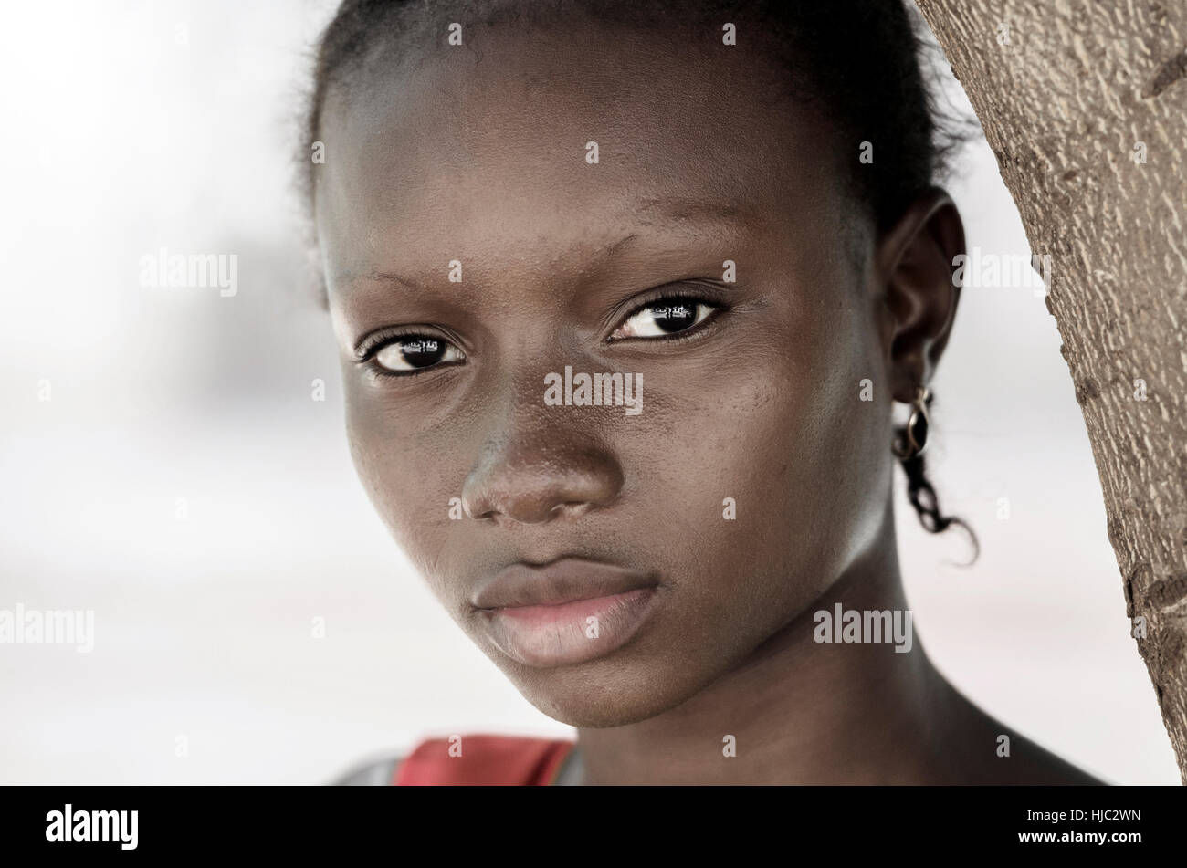 Traurigkeit Armut Symbol - Afrikanische schwarze Mädchen-Symbol. Nein zu Rassismus und Armut Hintergrund: Afrikanische schwarze Frau posiert für ein Mode-Shooting. Stockfoto