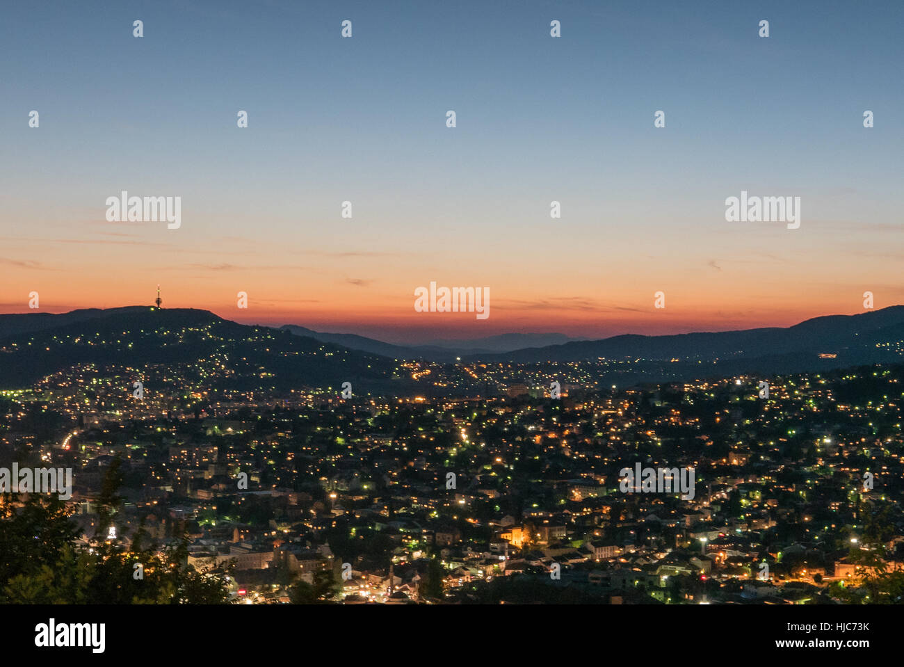 Landschaft von Sarajevo während des Sonnenuntergangs vom Berg. Stockfoto