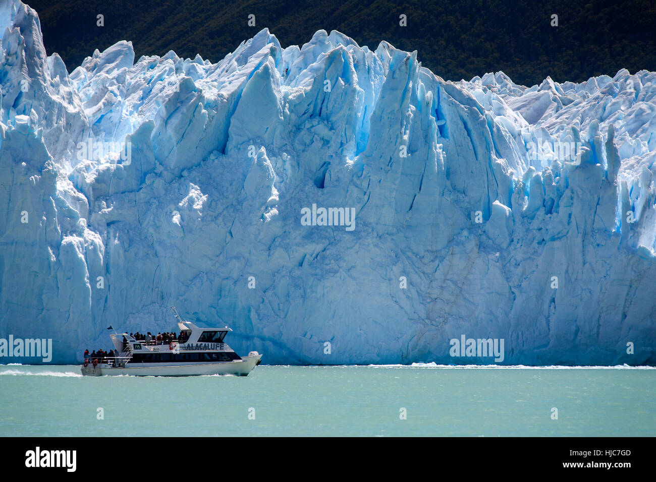 Touristenboot in der Nähe der Perito-Moreno-Gletscher ist ein Gletscher befindet sich im Los Glaciares Nationalpark in Patagonien im Südwesten der Provinz Santa Cruz Stockfoto