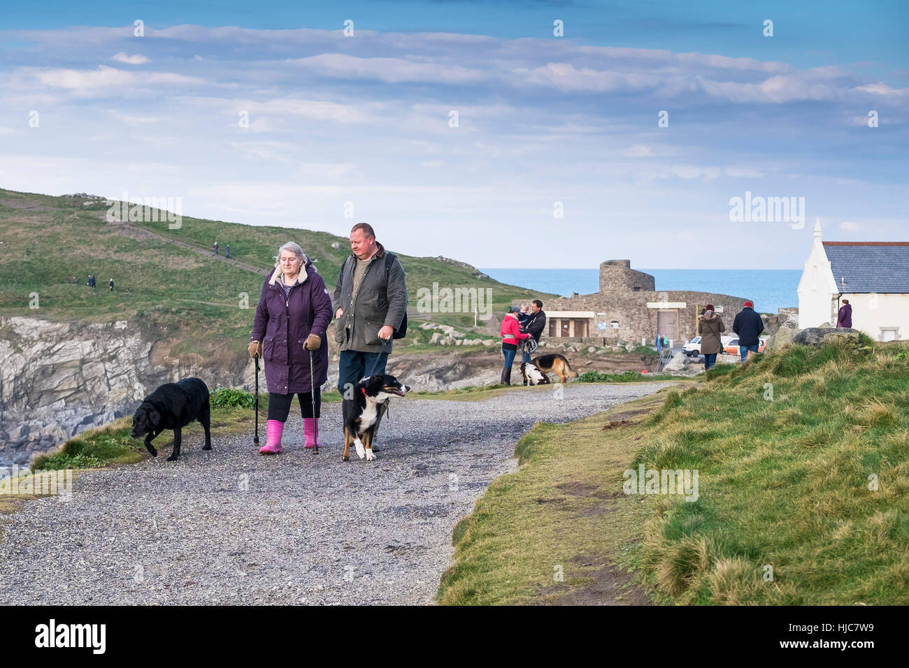 Menschen und ihren Hunden genießen Sie einen Spaziergang entlang der Küste Fußweg auf Pentire Landzunge in Newquay, Cornwall, England. Stockfoto