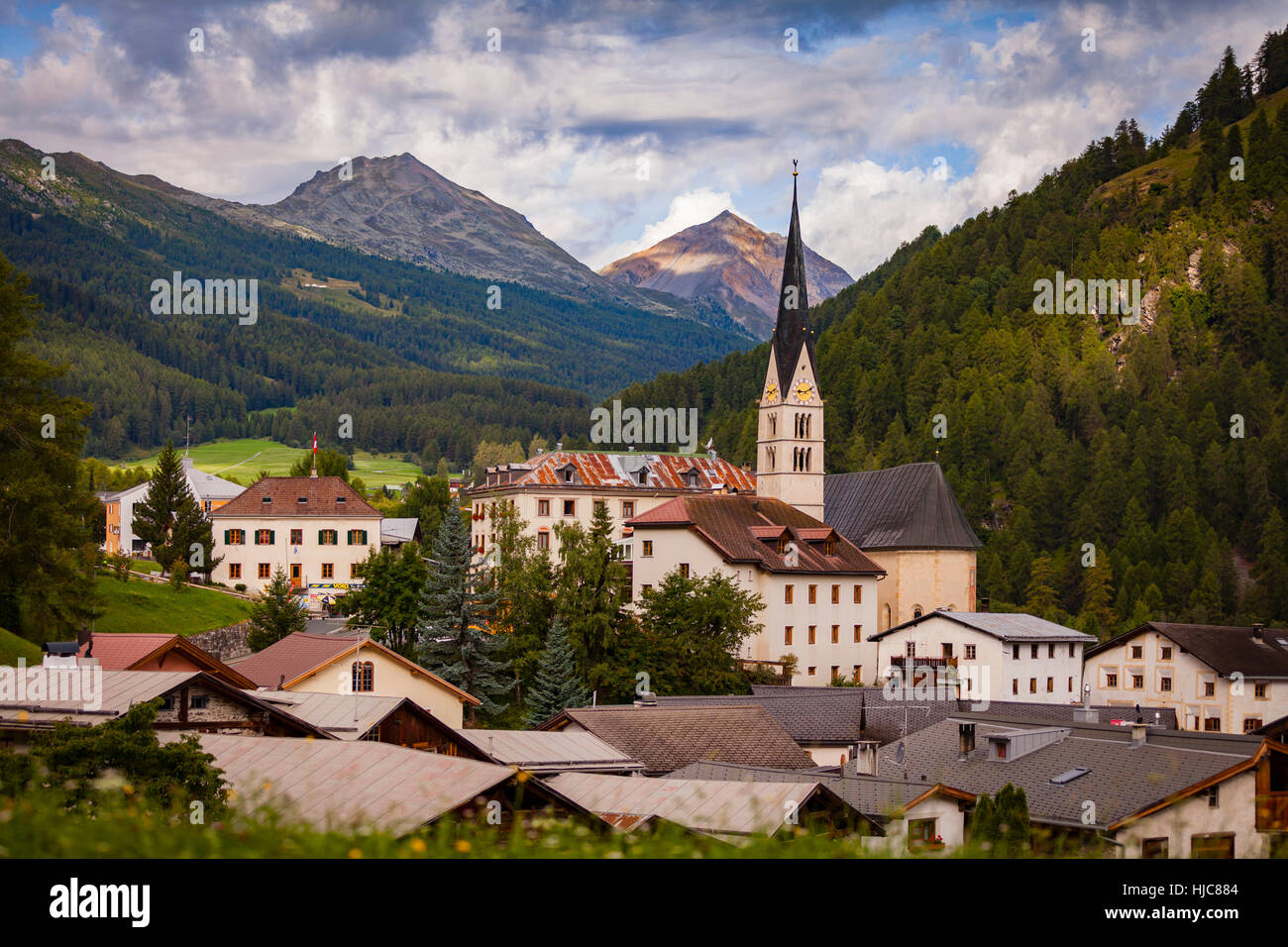 Kirche und Dächer der Dorf Santa Maria, Südtirol, Italien Stockfoto