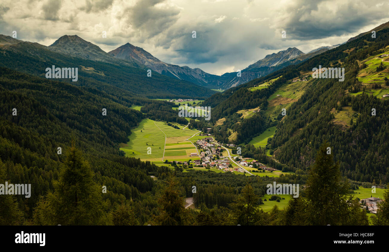 Landschaftsblick auf Berge und Dorf im Vinschgau-Tal, Südtirol, Italien Stockfoto